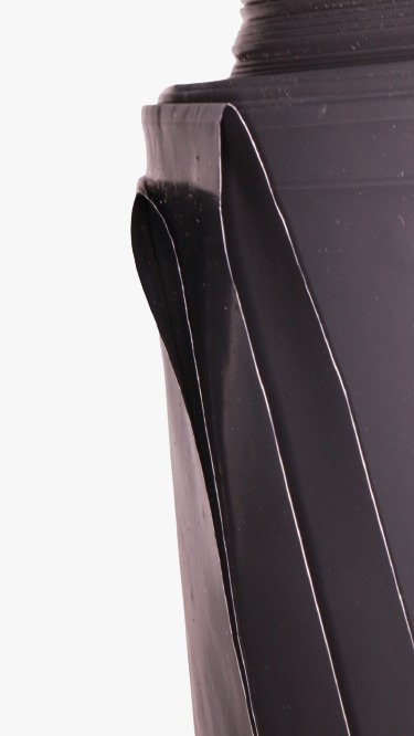 Detalle vertical del rollo de plástico negro